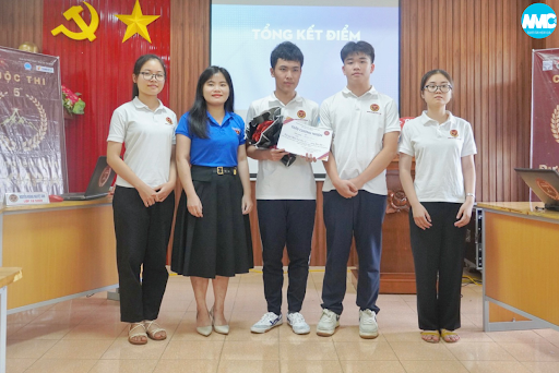 Sức nóng của trận Bán kết 2 trong khuôn khổ cuộc thi “Đường lên đỉnh Olympia cấp trường lần V”
